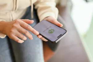 Mulher utiliza o canal de Atendimento via WhatsApp para falar com empresa