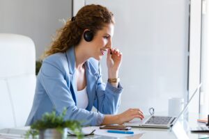 Gestora de telearketing atende ligação e repassa métricas de atendimento